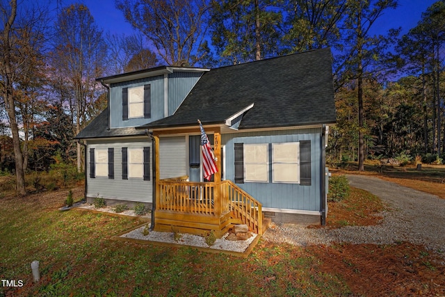 view of front of home featuring a front yard