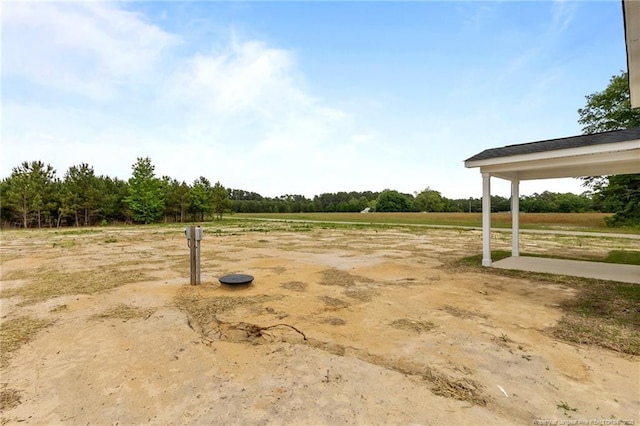 view of yard featuring a rural view
