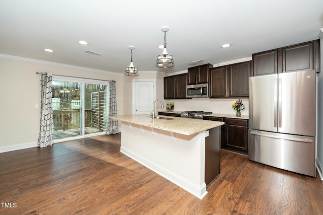 kitchen featuring a kitchen island with sink, sink, crown molding, dark hardwood / wood-style floors, and stainless steel appliances