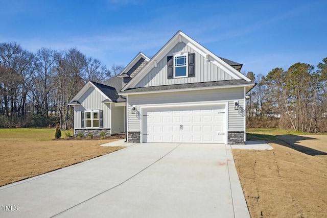 craftsman house featuring a garage