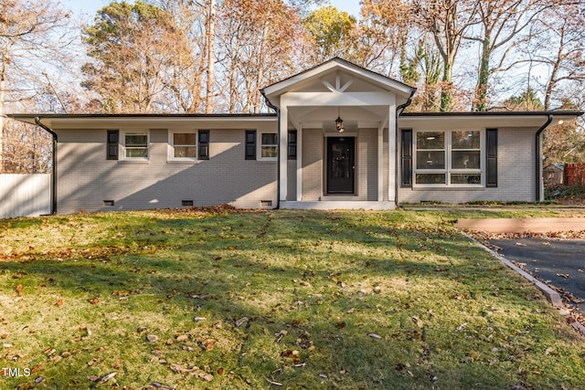 view of front of house featuring a front lawn