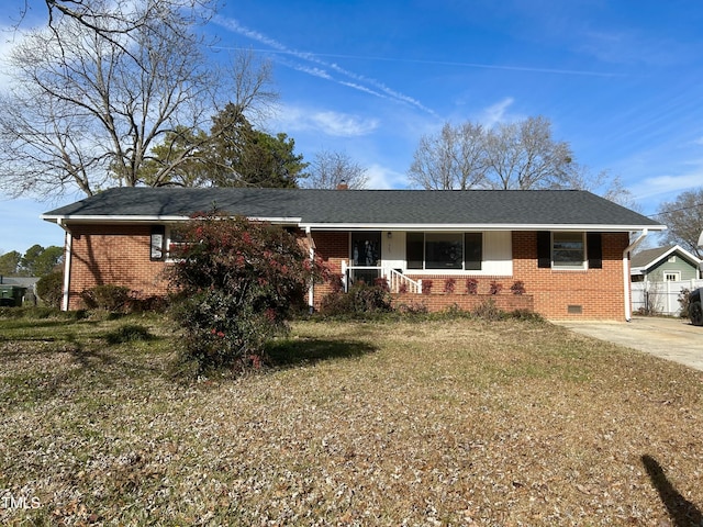 ranch-style house featuring a front lawn