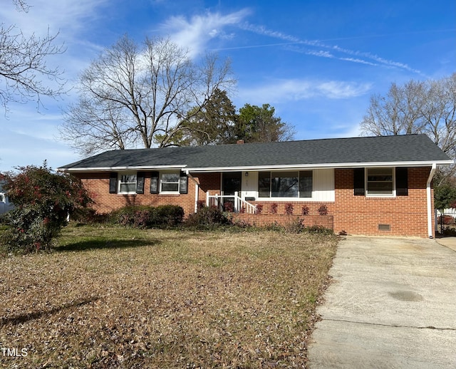 single story home with a front yard