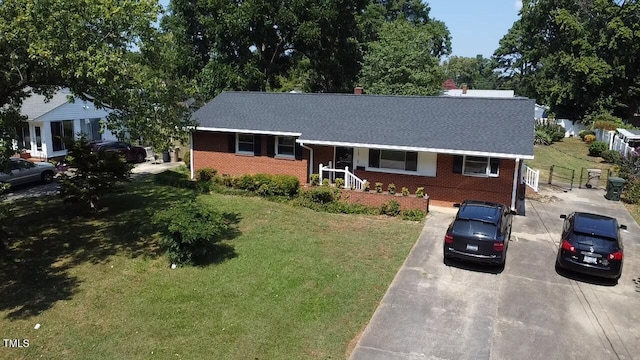 single story home with a front lawn