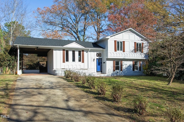 view of front of property featuring a front lawn and a carport