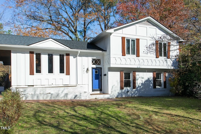 view of front of home with a front lawn