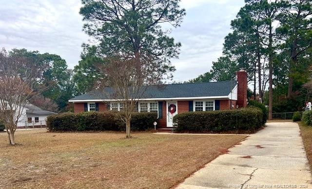 225 Vineland Dr, Fayetteville, NC 28306 - single story home featuring a front lawn