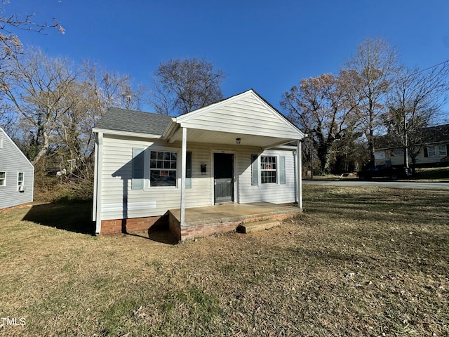 view of front of house featuring a front lawn