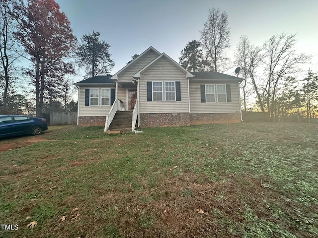 view of front of property featuring a lawn