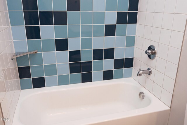 bathroom with tiled shower / bath