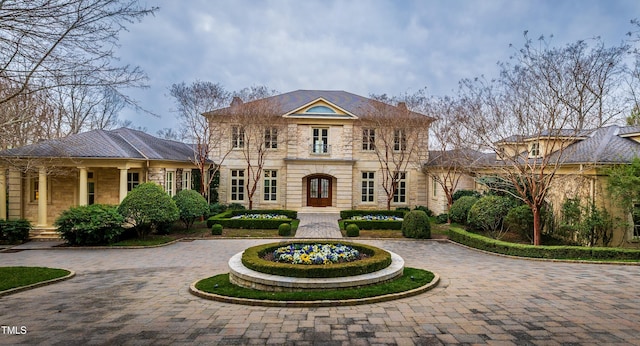 view of front of home with curved driveway