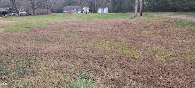 view of yard featuring a storage shed