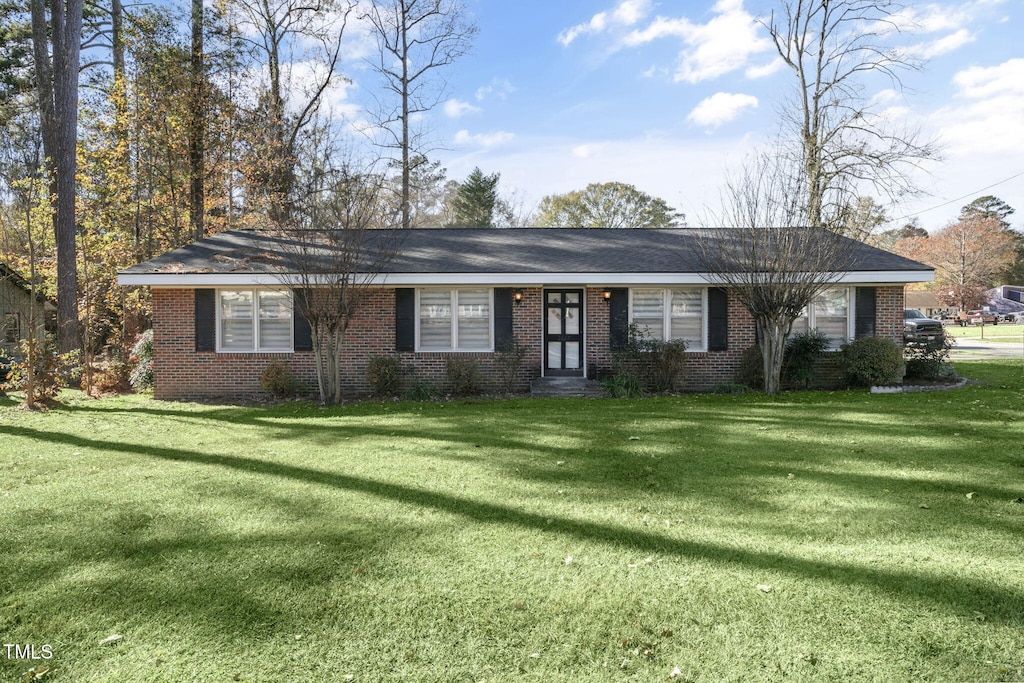 single story home with a front lawn