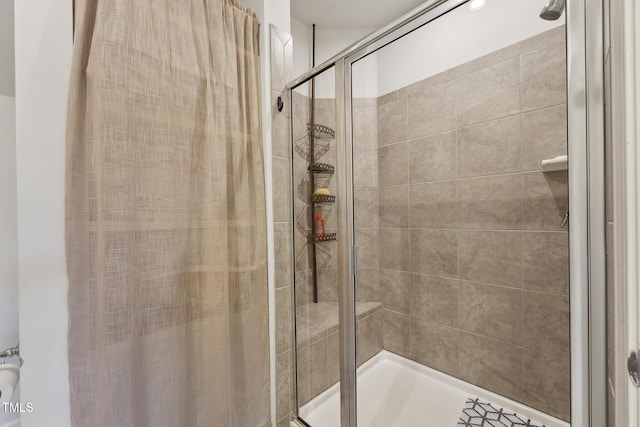 bathroom featuring a tile shower