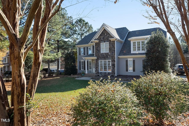 view of front of house featuring a front lawn