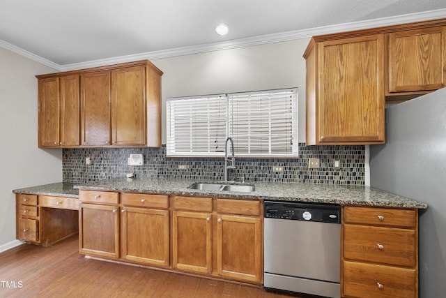 kitchen with sink, stainless steel appliances, light hardwood / wood-style floors, decorative backsplash, and ornamental molding