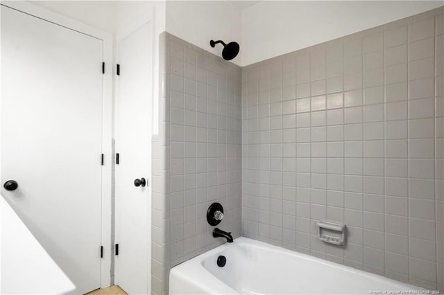 bathroom featuring tiled shower / bath combo