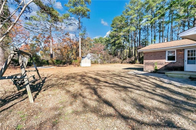 view of yard with a storage shed