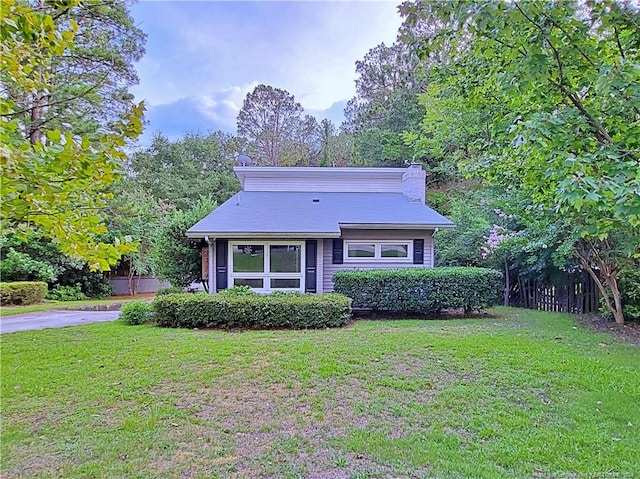 view of front of home with a front lawn