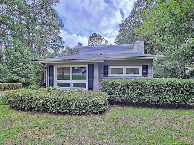 view of front of property with a front lawn