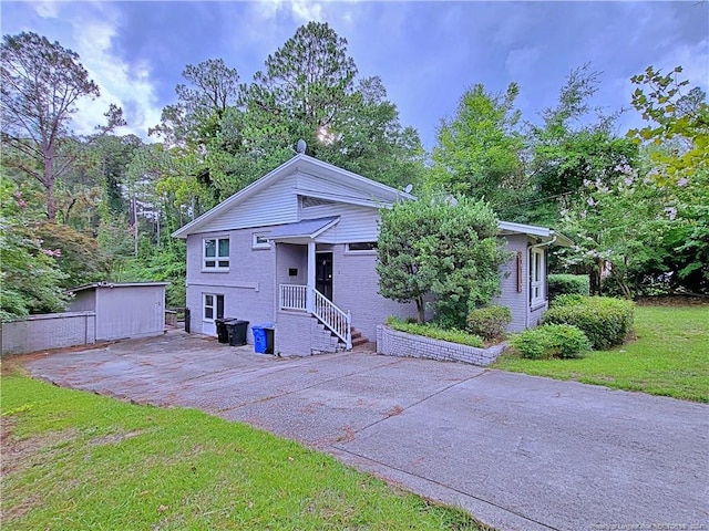 view of front of property with a front lawn