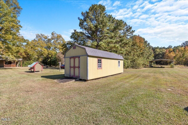 view of yard with a shed