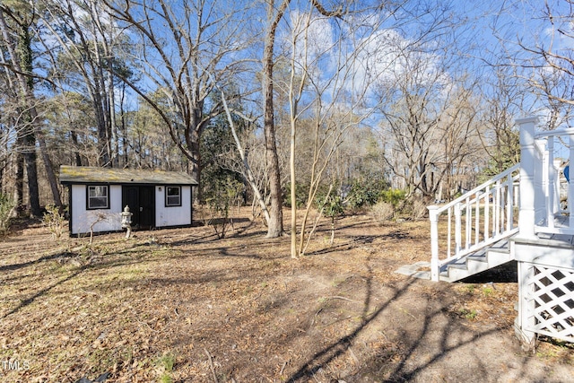 view of yard featuring a shed