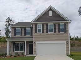 view of front of house featuring a garage and a front yard