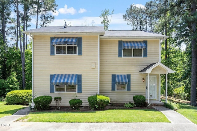 view of front facade featuring a front yard