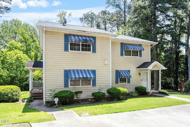 view of front facade with a front lawn