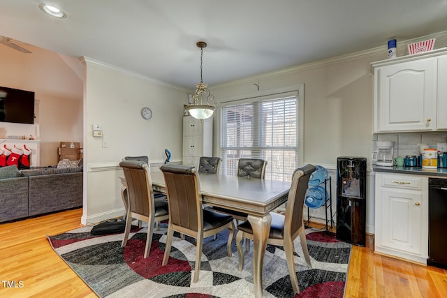 dining room featuring light hardwood / wood-style floors and crown molding