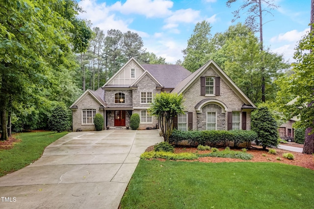 view of front of home featuring a front lawn