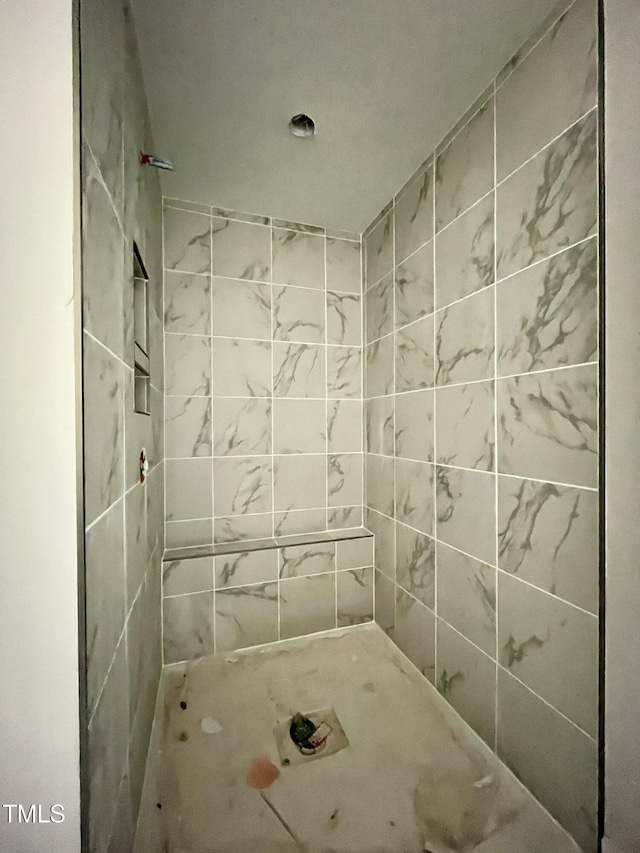 bathroom featuring tiled shower