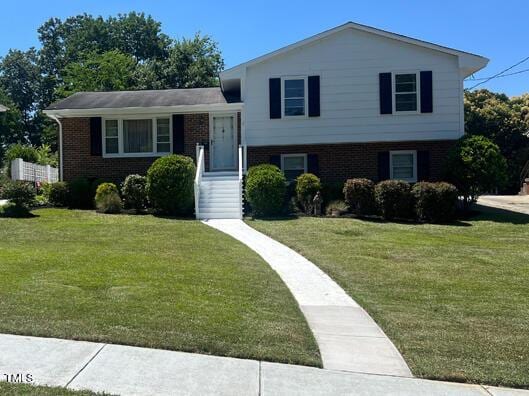 split level home featuring a front yard