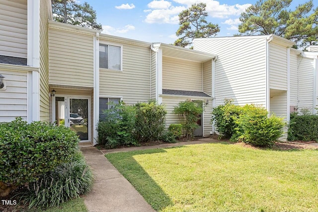 view of front of house featuring a front yard