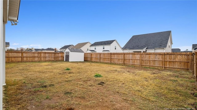 view of yard featuring a shed