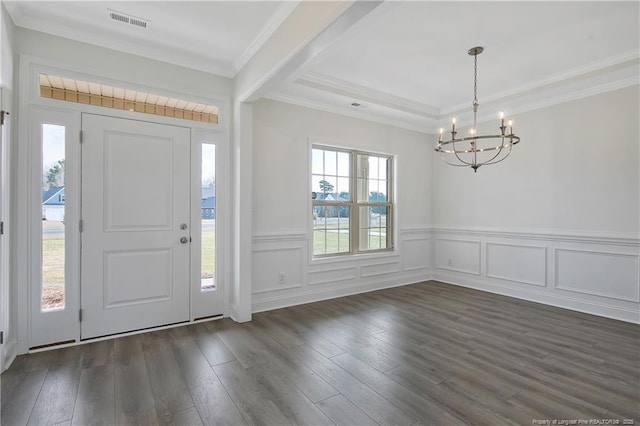 entryway featuring dark wood-type flooring, a chandelier, visible vents, and crown molding