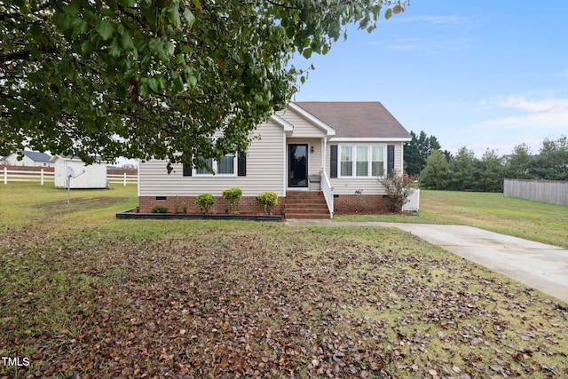 view of front of home featuring a shed and a front yard