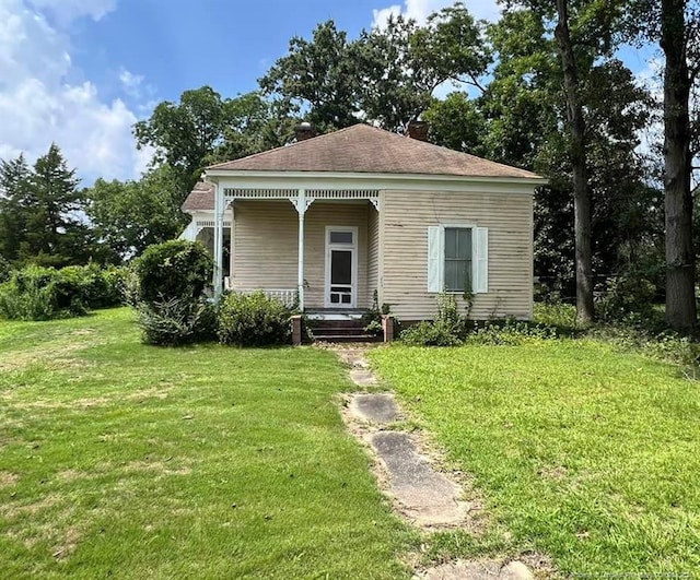 view of front of house featuring a front lawn