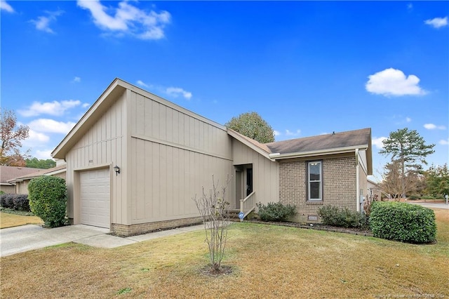 view of front of property featuring a garage and a front lawn