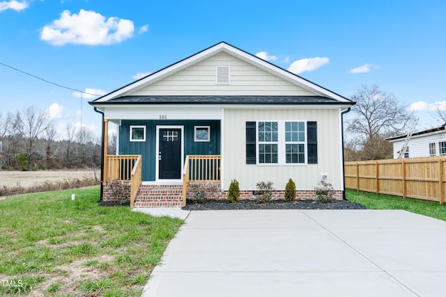 view of front of property with covered porch and a front lawn