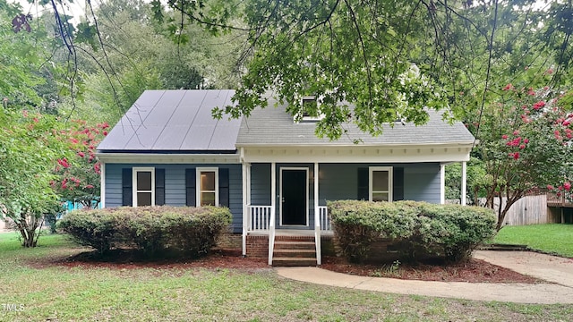 view of front of property featuring covered porch and a front lawn