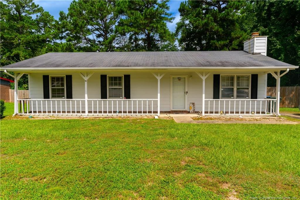 ranch-style home featuring a front yard