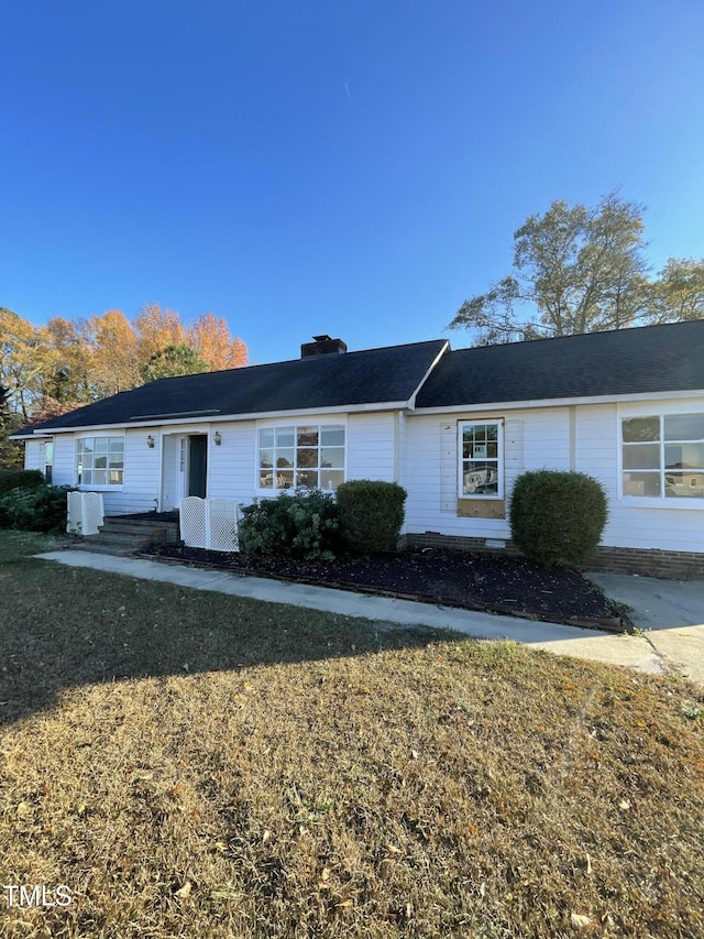 single story home with a front yard