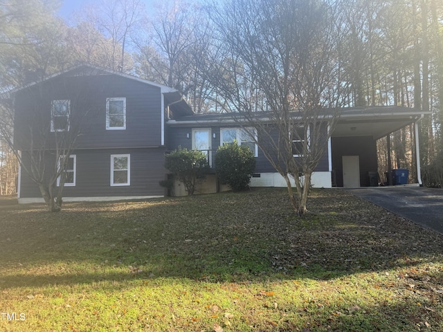 view of front of home featuring a front lawn and a carport