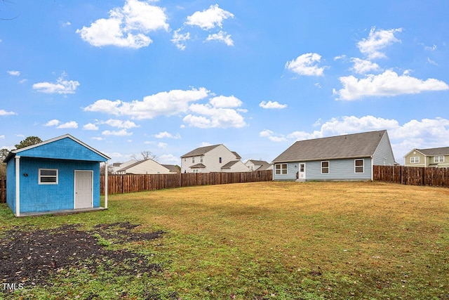 view of yard featuring an outdoor structure