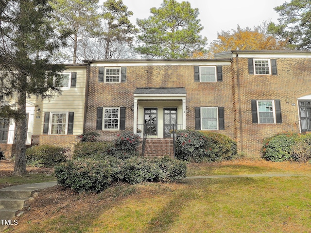 view of front of property featuring a front lawn