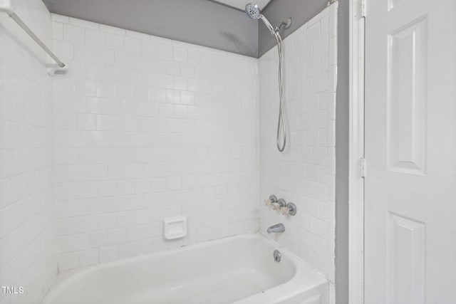 bathroom with tiled shower / bath combo