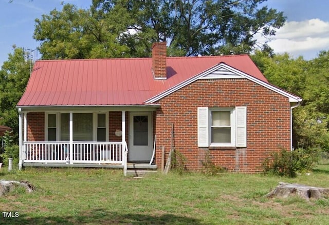 view of front of property with covered porch and a front yard