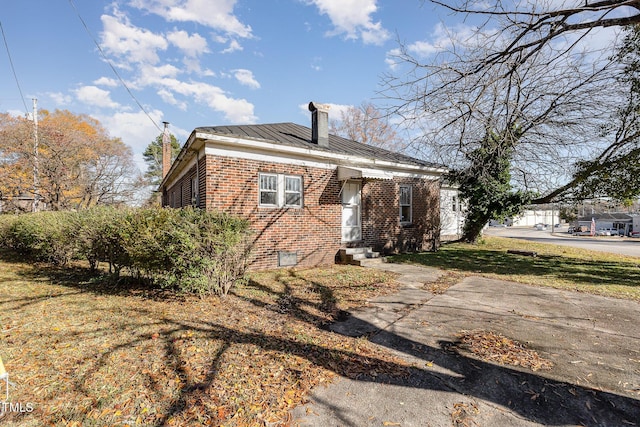 view of front of house with a front lawn